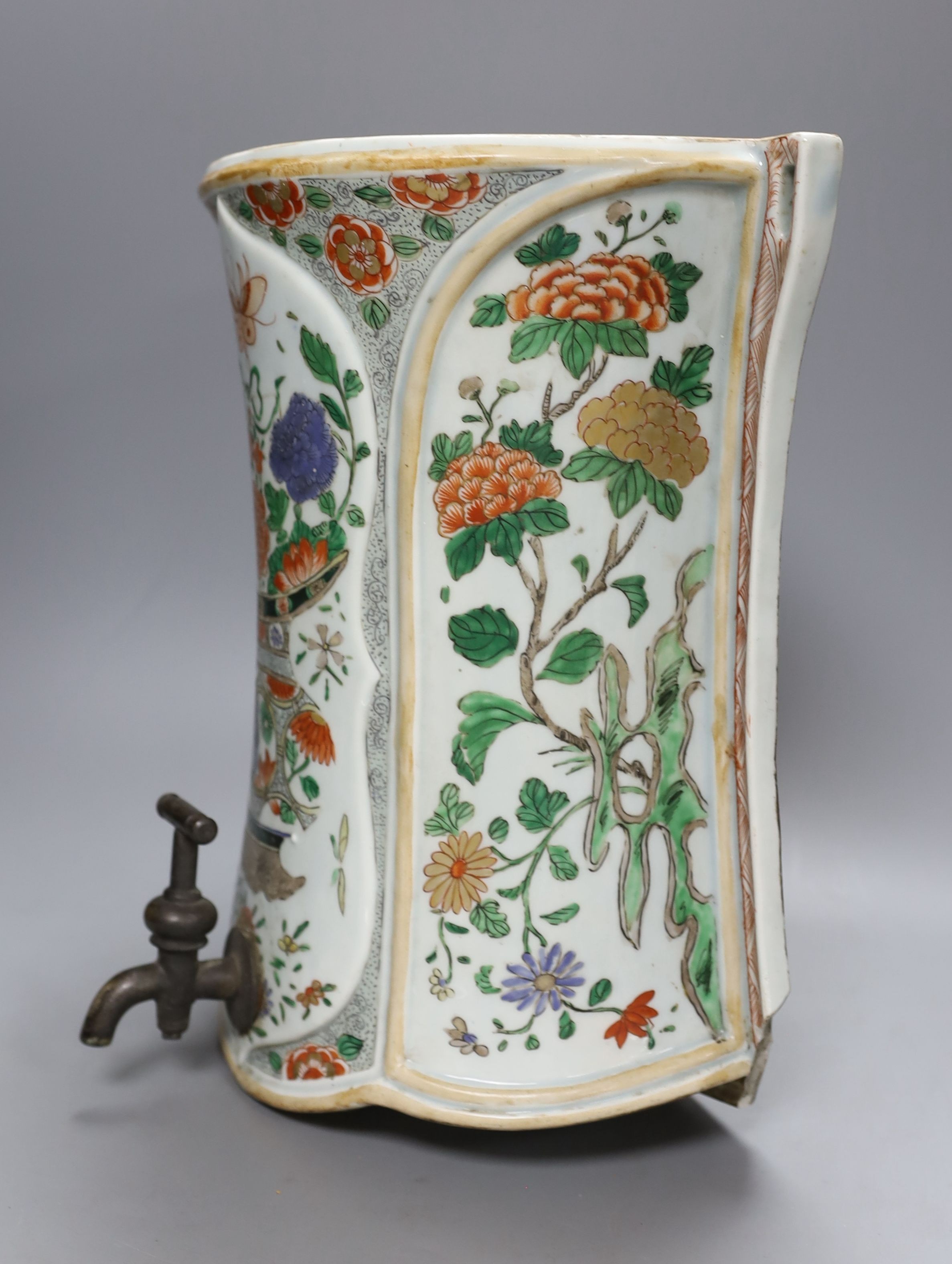 A Chinese famille verte cistern, Kangxi period. 33cm long